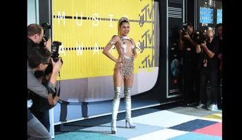 Los extravagantes atuendos de Miley Cyrus en los premios VMA