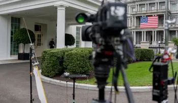 Departamento de Justicia investiga a cadenas de TV por su respuesta al veto de CNN en la Casa Blanca