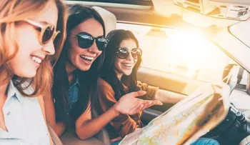 Mujeres que buscan mujeres: la tendencia que revolucionó la forma de viajar