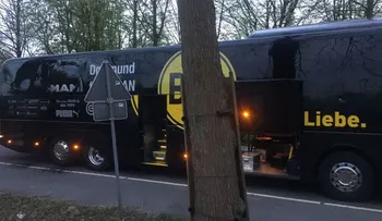 Explotaron tres bombas cerca del bus del Borussia Dortmund: el jugador Marc Bartra resultó herido