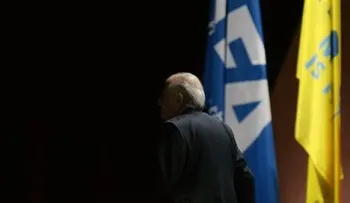 En medio de crisis, Blatter es relegido presidente de FIFA 