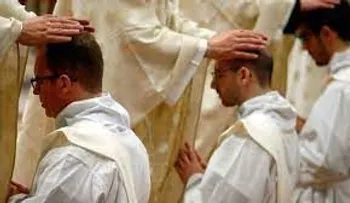 El celibato llegaría a su fin; papa Francisco comparte matrimonio de sacerdotes