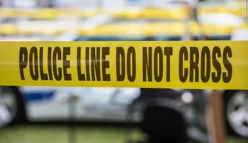 Niña de 3 años le dispara a su mamá embarazada con un arma que el padre dejó en el auto