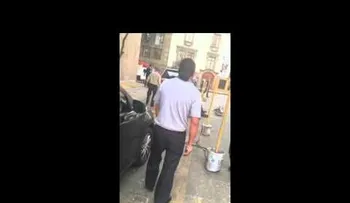 Camionero le da una paliza a un policía que le puso una injusta multa (VIDEO)