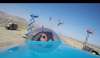 ¡Triple salto mortal! Impresionante acto involucra avión, motocicleta y un equilibrista (VIDEO)