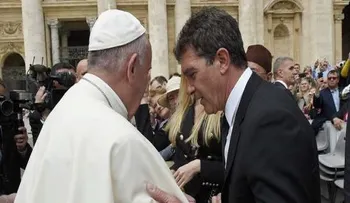 El papa Francisco saluda al actor español Antonio Banderas en el Vaticano
