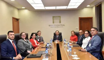 Gobernador Valdez Albizu recibe a especialistas del Centro de Estudios Hemisféricos de Defensa William J. Perry