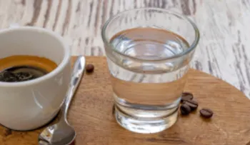 ¿Agua antes o después del café? El hábito sencillo que mejora tu salud
