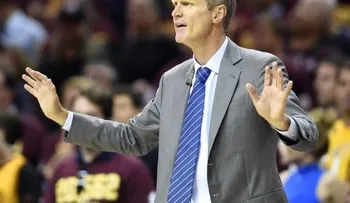 Kerr dirige práctica de Warriors, en ausencia de Walton