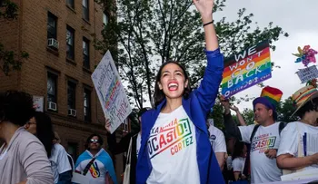 Una latina socialista democrática de 28 años derrota a un veterano congresista de Nueva York, proyecta CNN
