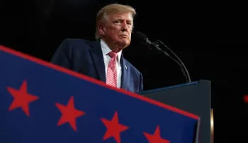 Trump advierte sobre un futuro sombrío si los demócratas ganan el Congreso en su mitin de Kansas