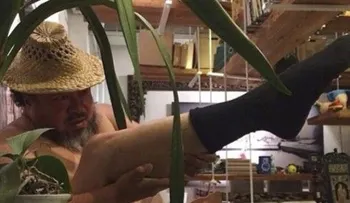 Un artista convierte su pierna en fusil y hace furor en internet