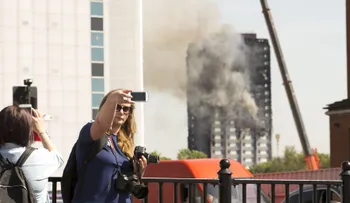 INDIGNACIÓN: Torre incendiada en Londres se convierte en destino para selfies