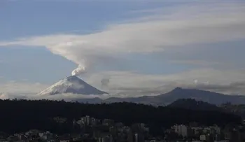 Volcán Cotopaxi continúa con emisión de ceniza en Ecuador