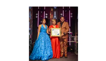 Danylsa Vargas recibe reconocimiento a trayectoria en Premios La Flor