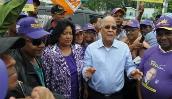 Manuel Rivas clama 4 años más durante recorrido del presidente Medina en SDO