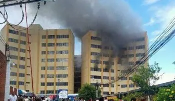 Bomberos combaten incendio en un edificio del Ministerio de hacienda de El Salvador