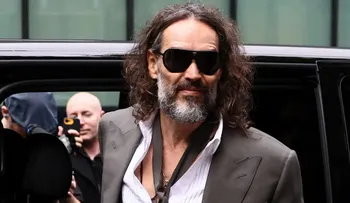 Fiscalía británica califica a Russell Brand de "depredador sexual calculador y manipulador" en juicio por abusos a seis mujeres