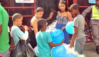 Niños venden juegos el Día de los Reyes