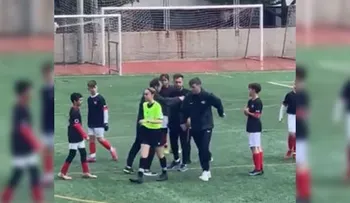El video del entrenador enfurecido que intentó agredir una árbitra en partido de futbol 