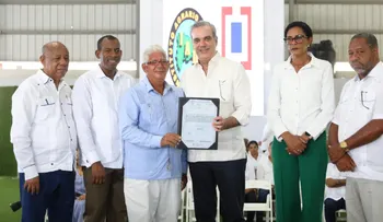 Presidente Abinader entrega 723 de 1,710 títulos de propiedad en Nisibón