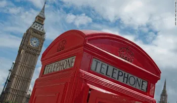 Clásicas cabinas telefónicas rojas británicas se convierten en tiendas de café, puestos de comida y librerías