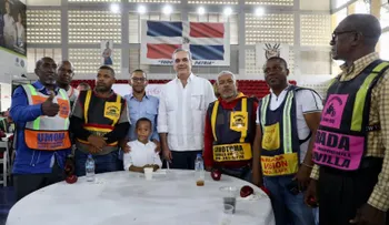 Abinader promete seguir elevando calidad de vida a motoconchistas