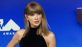 Los Javis y el elenco de "La Bola Negra" se desbordan como fans en la gala previa al Óscar junto a Taylor Swift