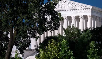 Corte Suprema de EE.UU. autoriza temporalmente a Trump reanudar deportaciones a terceros países