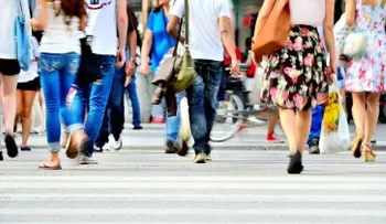 Caminar es uno de los ejercicios más completos; se recomienda 150 minutos a la semana 