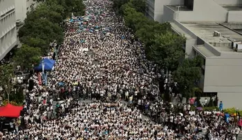 Miles de estudiantes se van a huelga en Hong Kong 