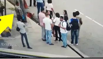 ¡Captado en cámara! Asaltan joven en la 27 de Febrero con Núñez de Cáceres