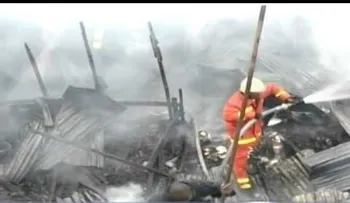 Tres personas heridas y varias casas destruidas por un incendio en Los Próceres 