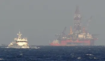Vietnam presiona a China para que mueva una plataforma petrolera