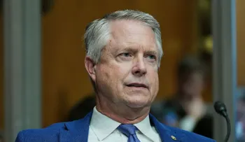 Senador Roger Marshall advirtió que el precio de la gasolina definiría las elecciones intermedias y ahora su reelección pende de un hilo