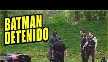 Un policía detiene a Batman en un Lamborghini