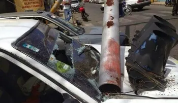 Semáforo le cae encima a carro por falta de mantenimiento