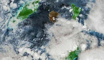 Imágenes satelitales muestran cómo la ceniza del Anak Krakatau transformó la isla de Sertung en un mes