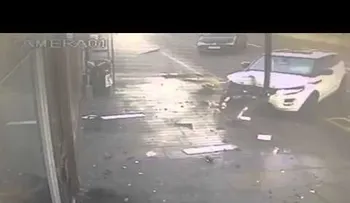 Los 17 segundos que separaron a este hombre de una inminente tragedia (VIDEO)