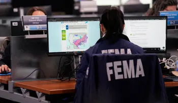 Jueza federal declara ilegal el decreto de Trump para reducir la plantilla de FEMA