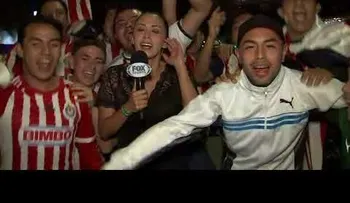 Unos hinchas acosan a una reportera mexicana y esta se defiende con su micrófono 