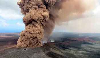 Erupción explosiva en la cima del volcán Kilauea