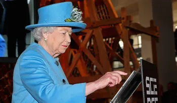 Isabel II de Inglaterra envía su primer tuit 