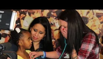 Una niña le pide apretar la barriga de un osito...No puede contener las lágrimas (VIDEO)