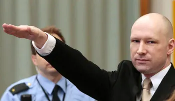 El ultraderechista noruego Anders Breivik hace el saludo nazi en juicio