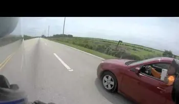 Arranque de rabia: Un conductor furioso juega al gato y al ratón con motociclista a 144 km/h