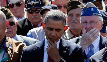 "Repugnante": Obama enfurece a Internet por masticar chicle en el Día D 