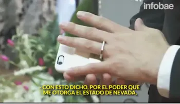 Se casa con su Smartphone, en una extravagante ceremonia 