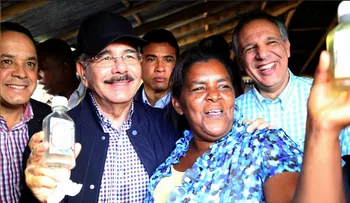 Medina en su visita sorpresa 162, promete financiamiento a productoras de aceite de cocó en Samaná