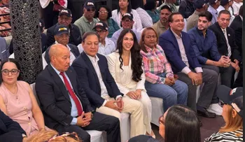 Abel Martínez juramenta equipo en Manhattan rumbo al 2028